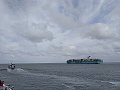 pohled na kontejnerovou loď v Cuxhavenu