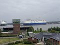 Pohled na kontejnerovou loď v Bremerhavenu